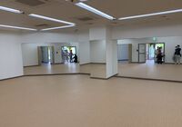 壁に沿って
